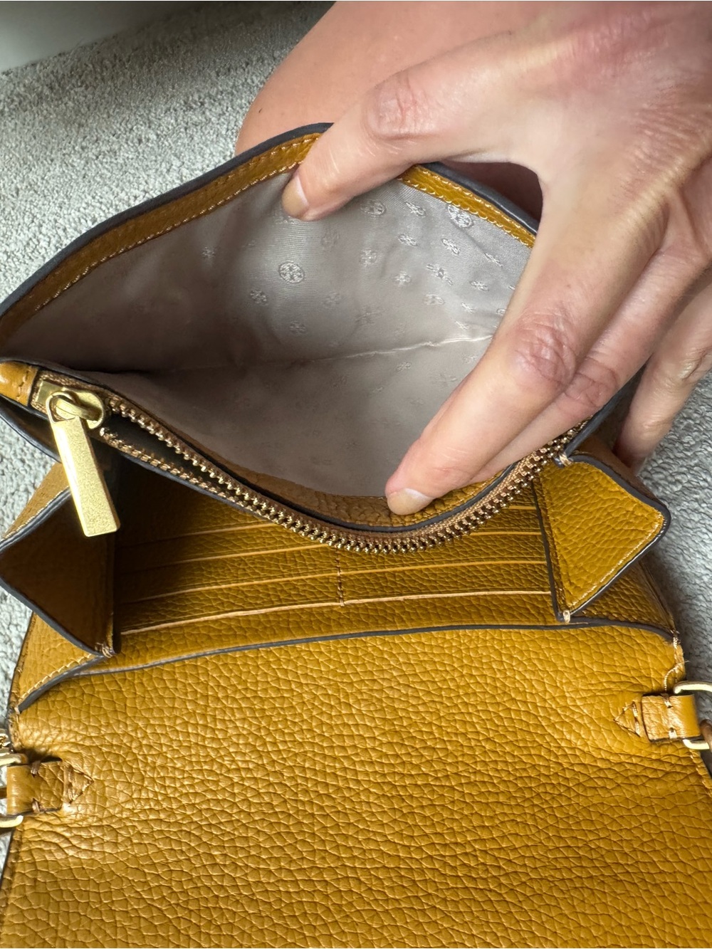 Tory Burch Pebbled Leather Crossbody Bag in Mustard Gold-Tone Logo - Picture 10 of 14